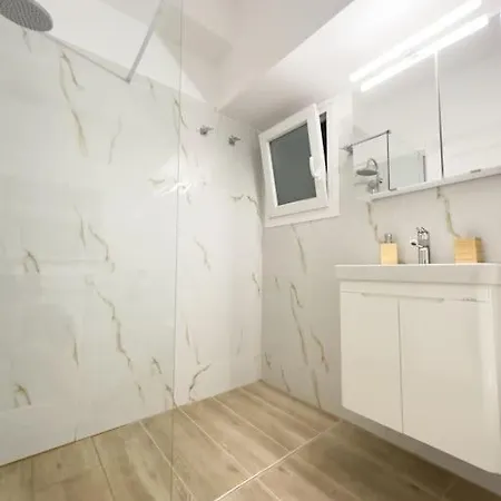 Apartman Petite Retreat In Kolonaki, /netflix *
