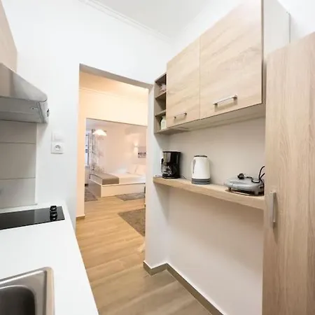 Petite Retreat In Kolonaki, /netflix *