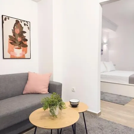 Apartman Petite Retreat In Kolonaki, /netflix