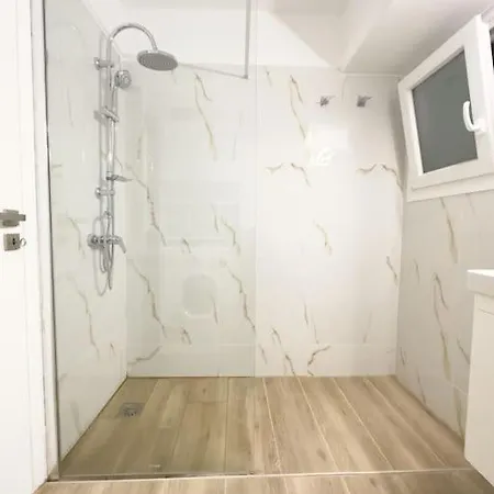 Petite Retreat In Kolonaki, /netflix * Athén