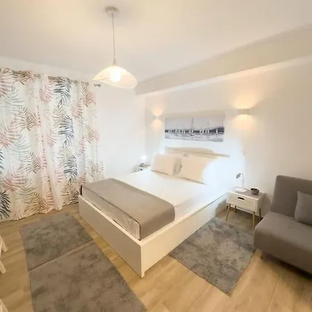 Petite Retreat In Kolonaki, /netflix Athén