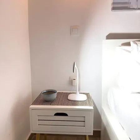 Petite Retreat In Kolonaki, /netflix *